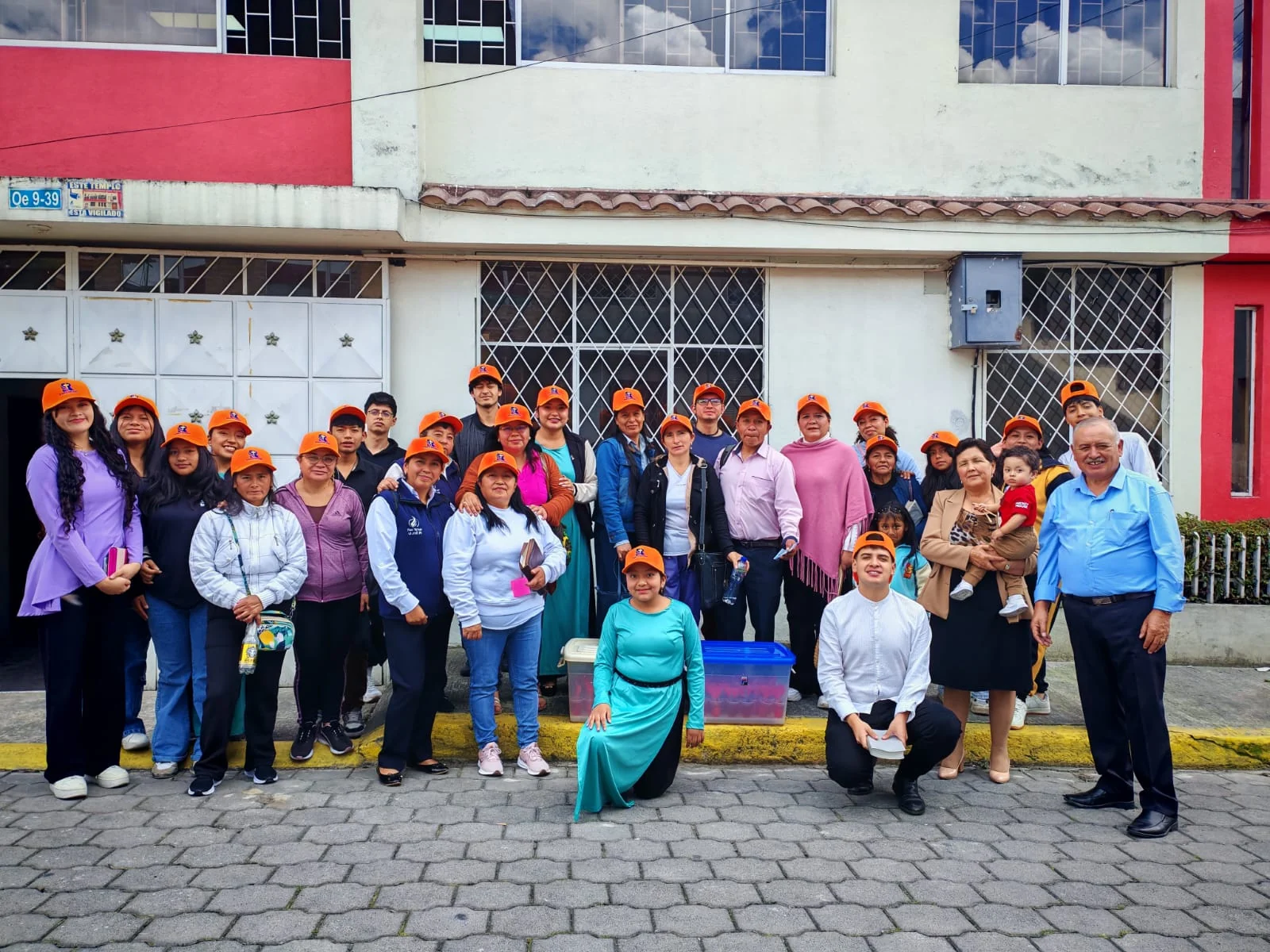 Equipo de Somos Refugio sirviendo a la comunidad